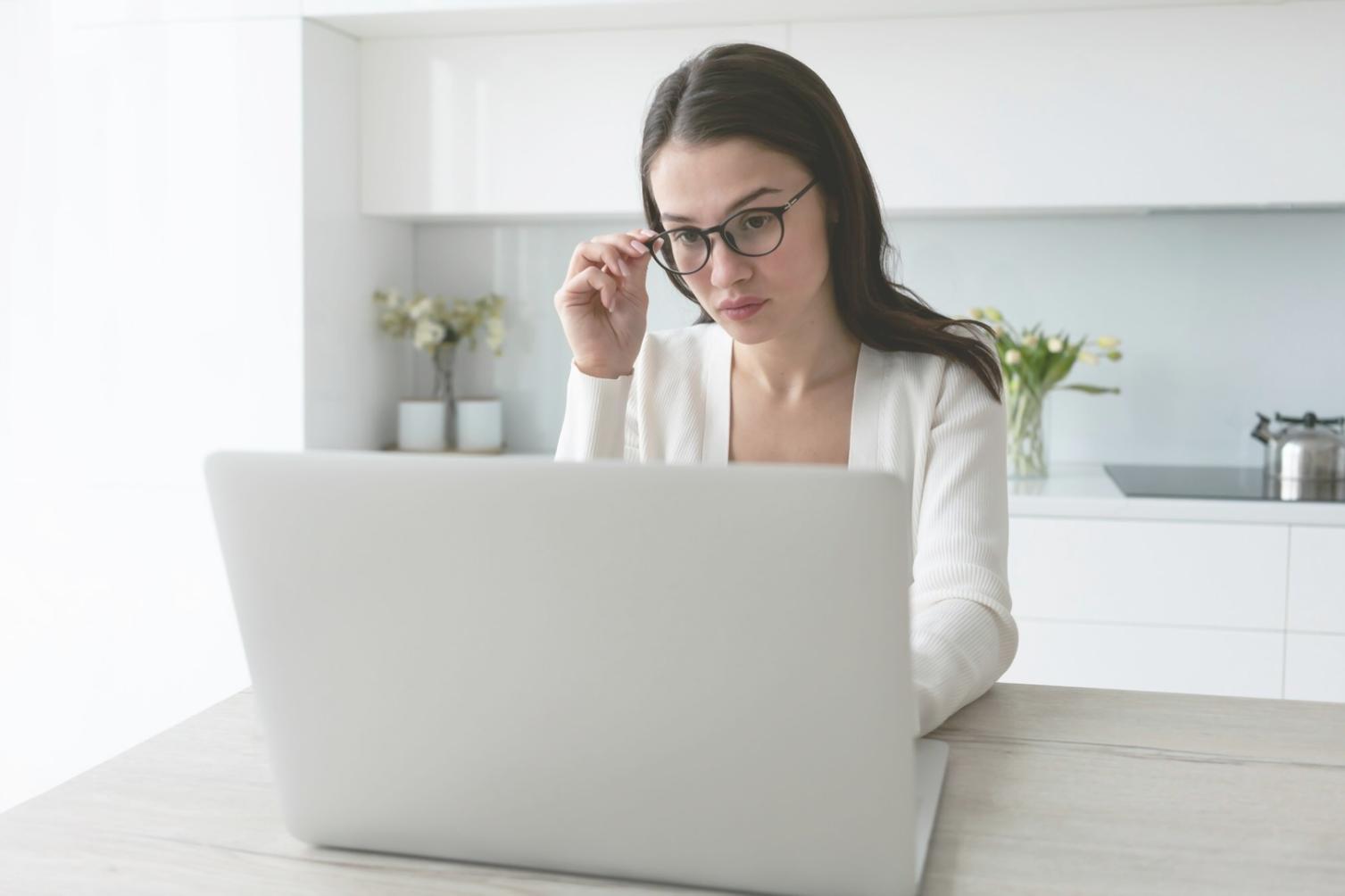 Internationale Studierende bei einer Online-Finanzschulung